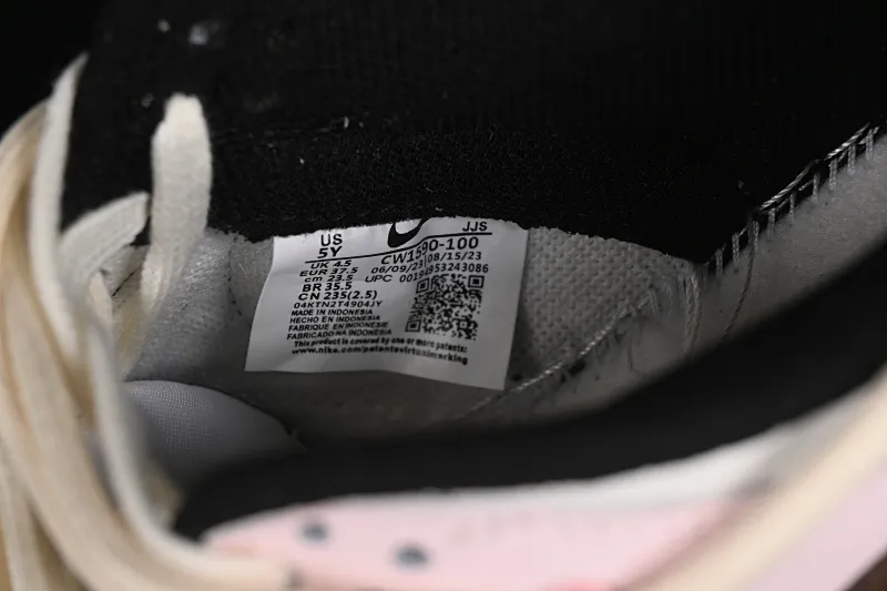 All categories Nk SB Dunk series Nk SB Dunk Low low-top sneakers Nk Dunk Low Panda Prank Special project heart-warming email Heart Rose Special gift box Low-top casual sneakers CW1590-100